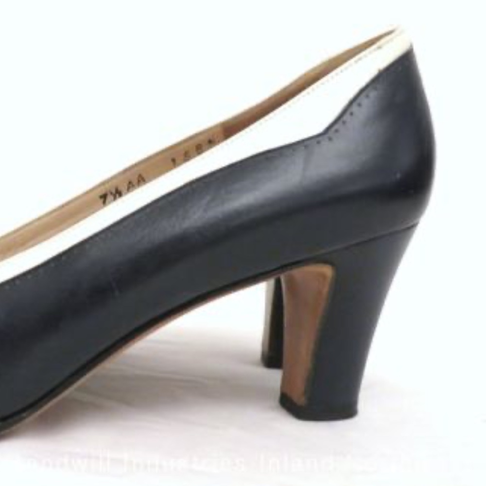 Ferragamo Navy Wingtip Heels Size 7.5 - Picture 14 of 15